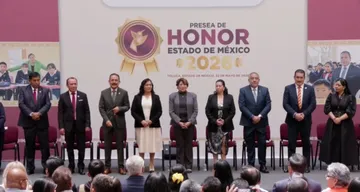 Gobernadora entrega Presea Honor Estado de México a docentes mexiquenses