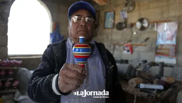 Jesús lleva 46 años convirtiendo pedazos de madera en hermosos juguetes