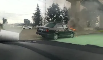 Toluca: Vehículo se incendia en vialidad Las Torres a la altura de Díaz Mirón