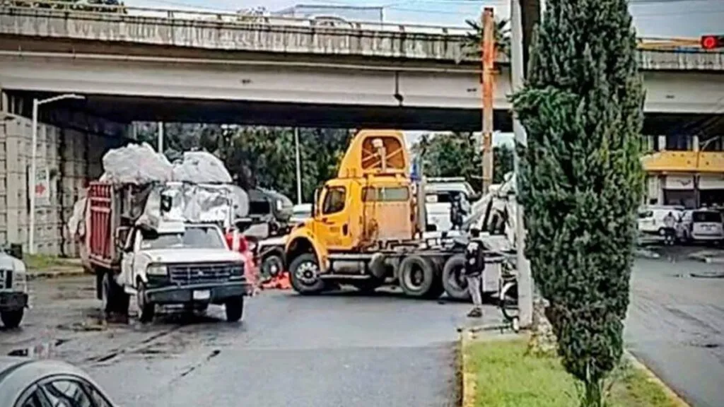 Motociclista fallece arrollado por un tráiler en Tultepec
