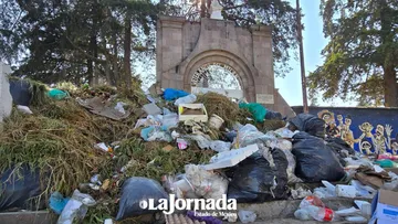 Panteón de Santiago Tlacotepec permanece lleno de basura tras celebración de Día de Muertos