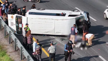 Vuelca combi en la México-Pachuca; hay unas 16 personas heridas