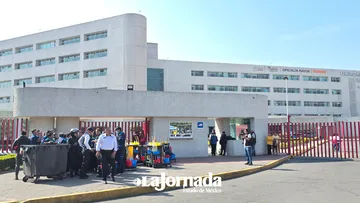 Trabajadores del ISSEMYM bloquean Paseo Tollocan