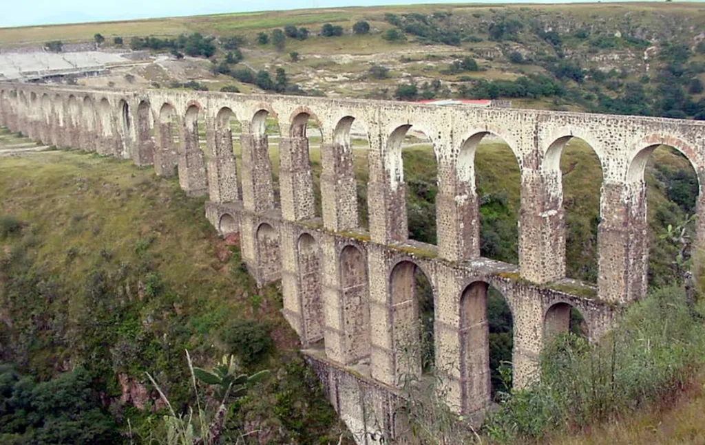 Los Arcos del Sitio: El gigante de piedra que desafía la geografía de Tepotzotlán