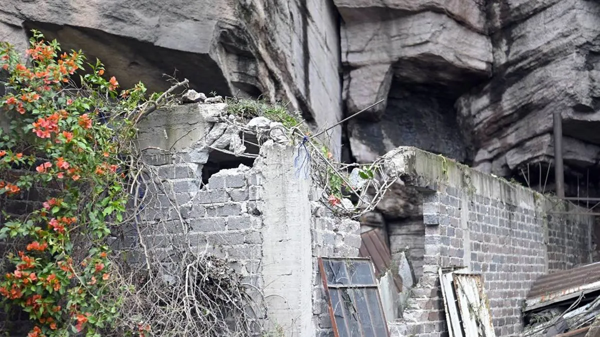 Desgajamiento de rocas en Tlalnepantla pone a 19 viviendas en riesgo