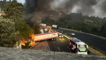 Tráiler en llamas provoca afectaciones viales en la autopista México-Toluca [VIDEO]
