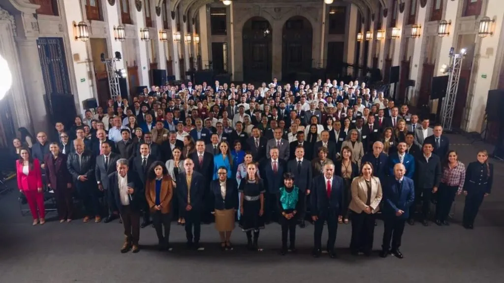 Alcalde Isaac Montoya asiste a reunión con la presidenta Claudia Sheinbaum para impulsar el programa Vivienda para el Bienestar