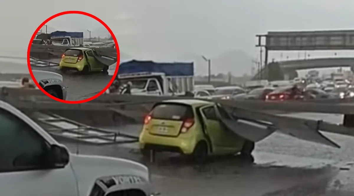 Espectacular cae sobre automóvil en la México-Cuautla