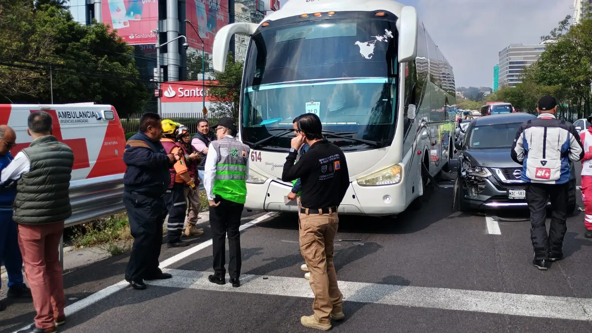 Reportan un choque múltiple en la México-Toluca, se vio involucrado un autobús con niños