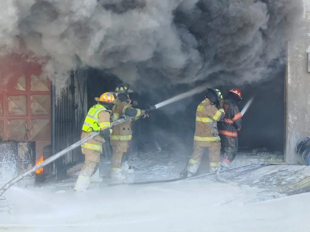 Bomberos intoxicados por incendio de fábrica en Ecatepec