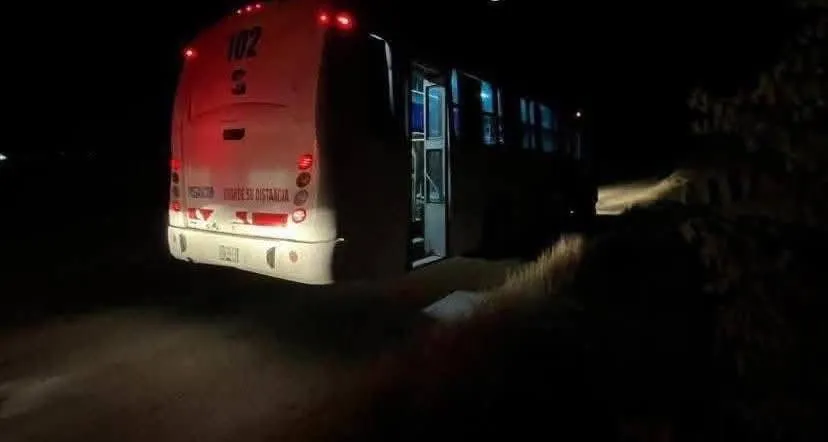 ¿Autobús fantasma? Con motor encendido y pertenencias dentro pero sin pasajeros, así encontraron esta unidad
