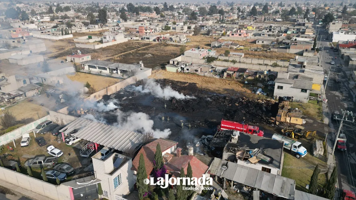 Bodega de madera se incendia en San Pablo Autopan, Toluca