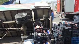 Vuelca camión con embutidos en la carretera Toluca-Atlacomulco