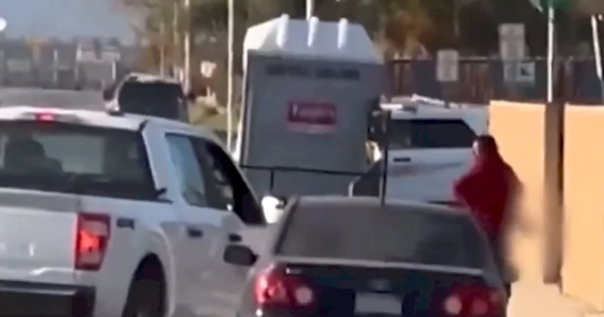 [VIDEO] Detienen a hombre que masticaba la pierna de una mujer atropellada