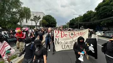 Estudiantes y organizaciones preparan pancartas y consignas Estudiantes y organizaciones durante la concentración por el 58 aniversario del 2 de Octubre de 1968.