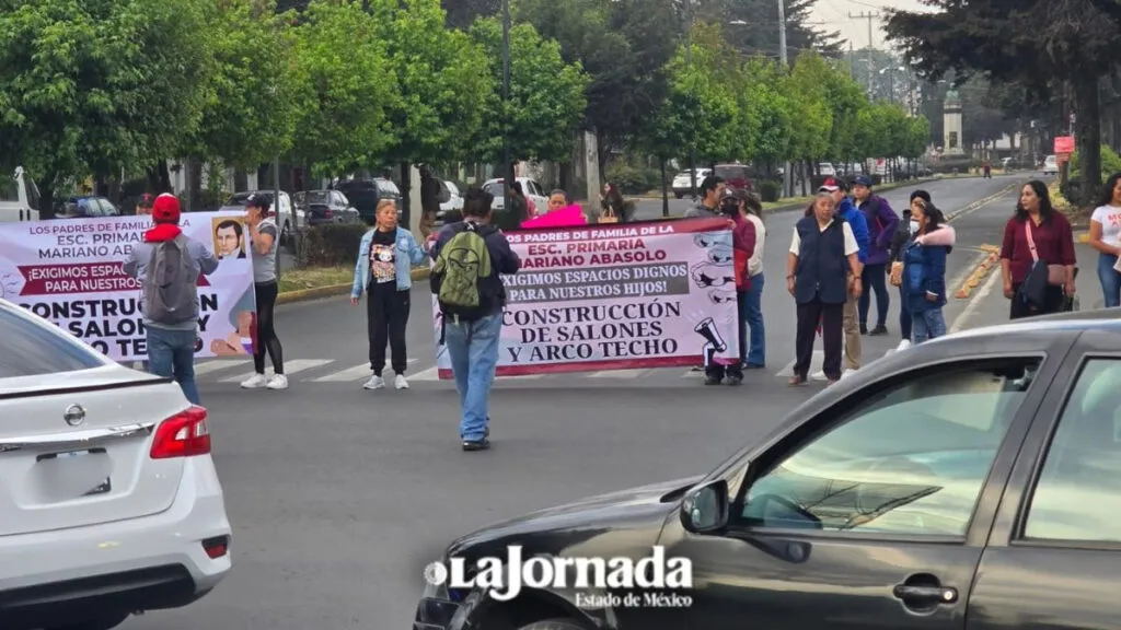 Padres de familia exigen construcción de 4 aulas en primaria de Capultitlán
