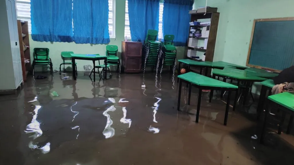 Acolman: 300 niños son rescatados tras inundación en escuela