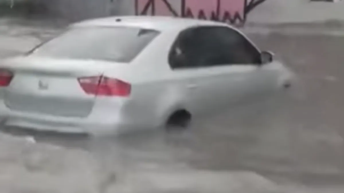 Inundada vialidad López Portillo a la altura de Coacalco