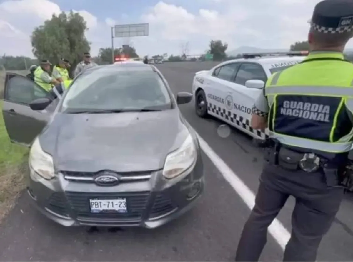 Estos tres sujetos tenían en su poder armas de alto calibre, así como presuntas identificaciones de agentes y el auto lucía luces policiales. Foto: Especial