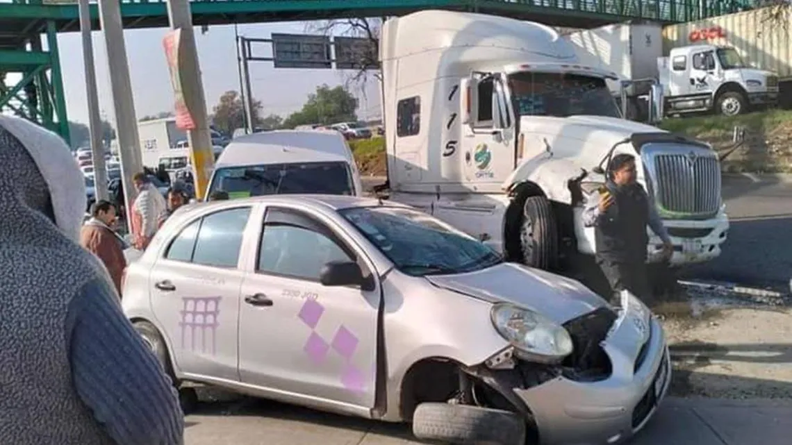 México Querétaro: Carambola entre tres vehículos frente a la Central de Autobuses