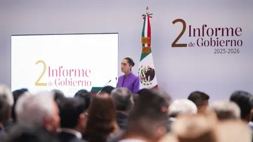 La presidenta Claudia Sheinbaum presenta los resultados económicos durante su Segundo Informe de Gobierno en Palacio Nacional.