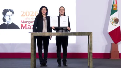 Claudia Sheinbaum durante la firma de la reforma constitucional que establece nuevos requisitos de nacionalidad para candidatos.