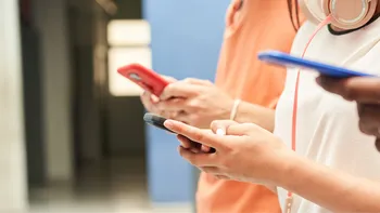 Sheinbaum anunció que el uso de teléfonos celulares será restringido desde el 3 de noviembre en primarias y secundarias de México.