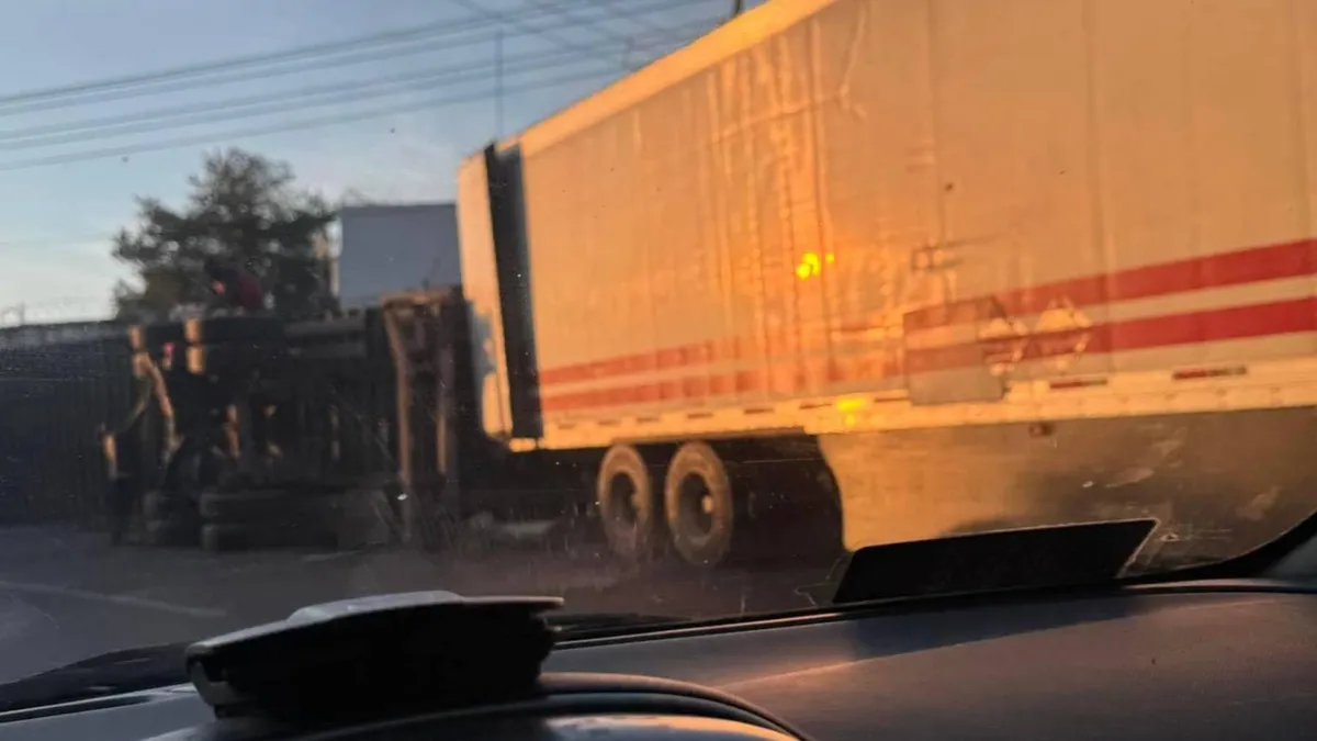 Tráiler volcado genera caos vial en el Circuito Exterior Mexiquense ...