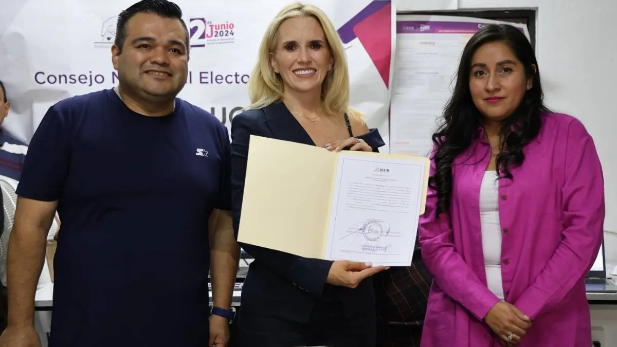 Recibe Romina Conteras constancia de mayoría