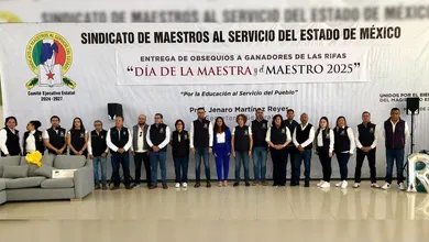 Jenaro Martínez entrega premios a docentes ganadores del SMSEM