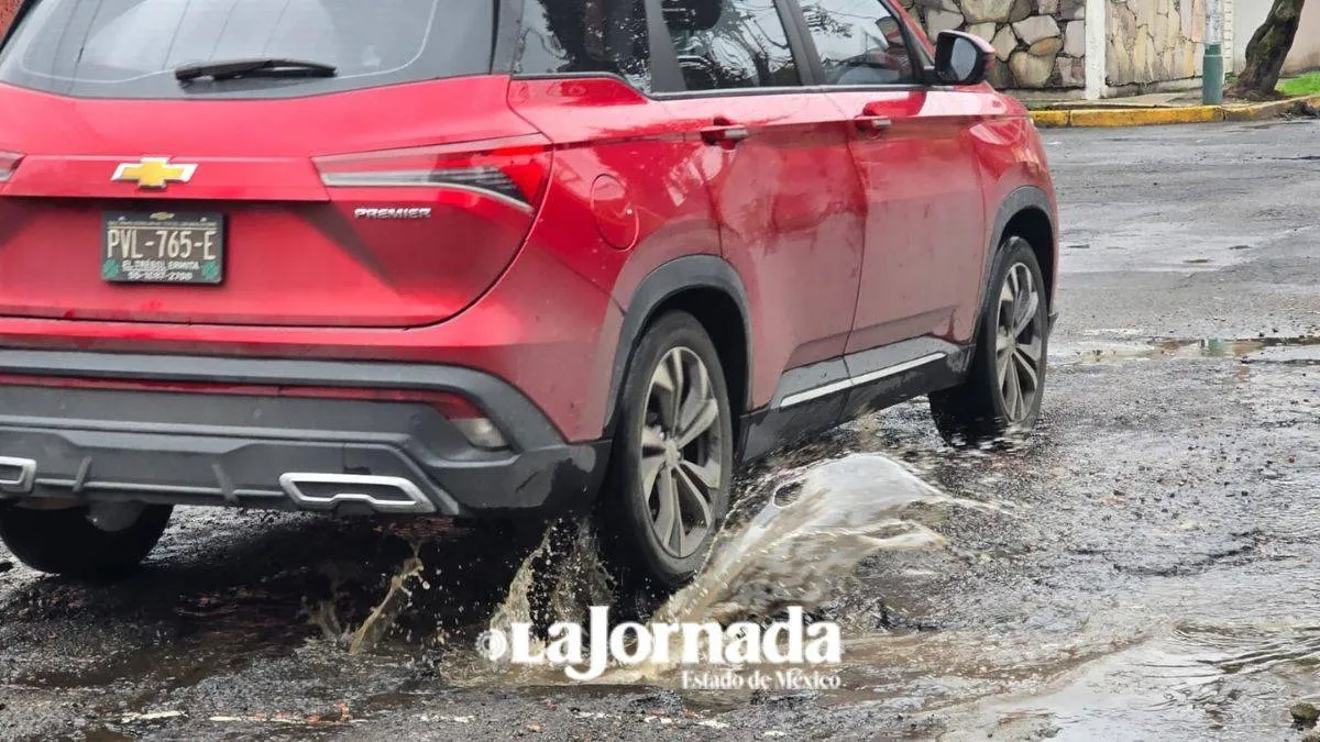 Toluca: Denuncian seis años sin bacheo en calle del centro