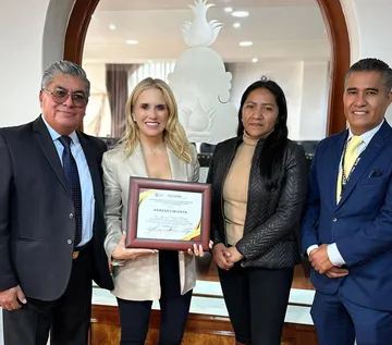 Huixquilucan: Reconocen labor de Romina Contreras por apoyar la educación