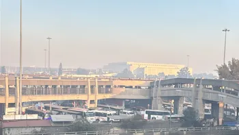 Durante la mañana se reportaron incendios en los municipios de Texcoco y Nezahualcóyotl, cuyas columnas de humo impactaron a la CDMX desde el amanecer. FOTO: Zasid Quizamán