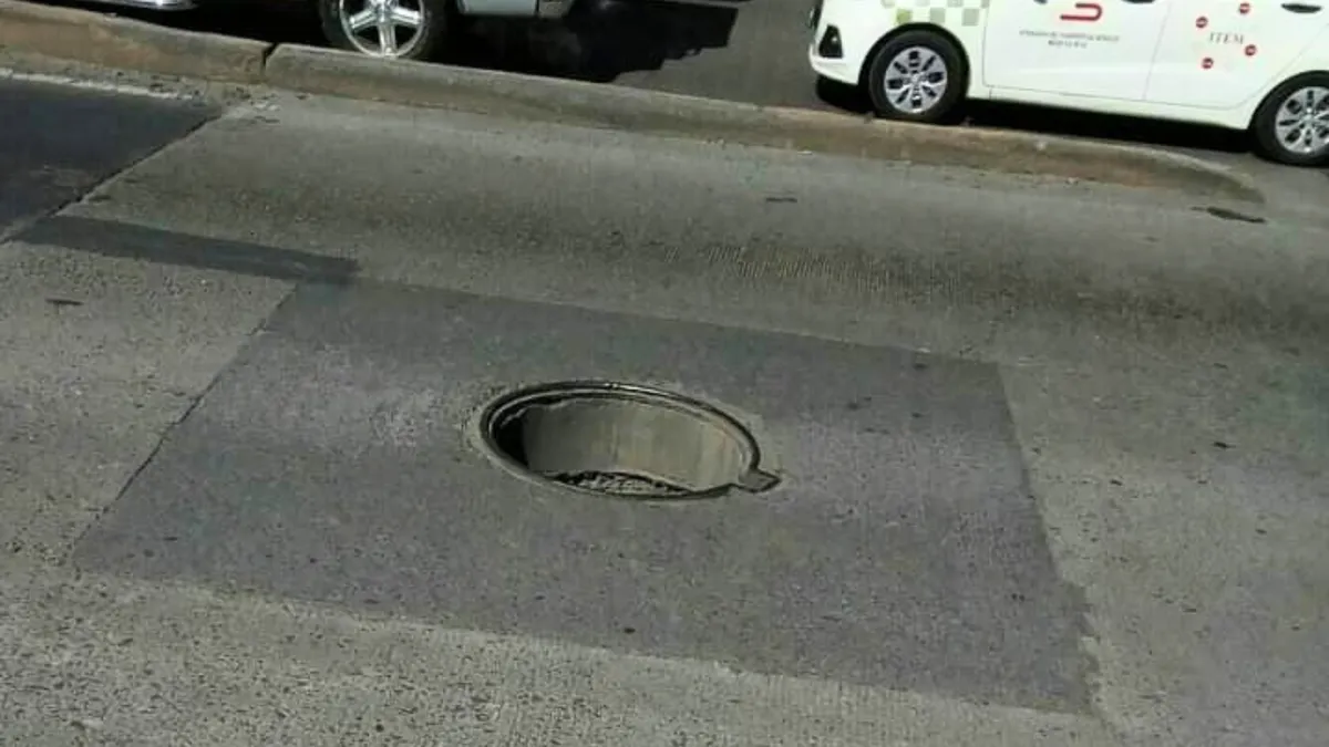 Toluca: Denuncian coladera abierta en Paseo Tollocan