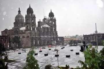 Con chamarras y suéteres salen los mexiquenses ante descenso de la temperatura