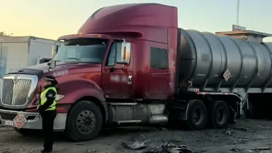 Autoridades mexicanas detienen tractocamiones con hidrocarburo ilegal; investigan vínculo con Edomex.
