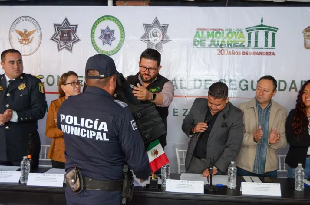 Refuerza Adolfo Solis a la Policía Municipal de Almoloya de Juárez con nuevo equipamiento y reconocimiento a su labor