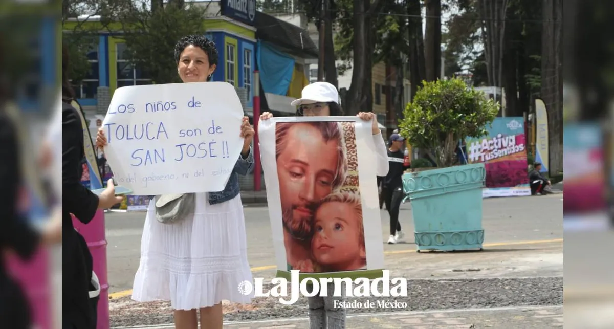 Toluca: Padres de Familia se manifiestan vs Libros de Texto Gratuito
