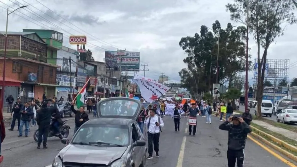 Maestros de la CNTE toman caseta 7 de la México-Puebla