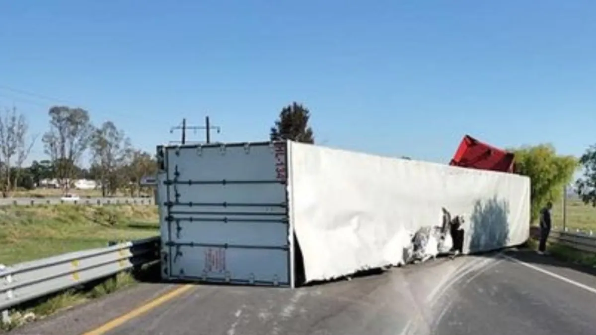 Tráiler vuelca en la Toluca- Atlacomulco