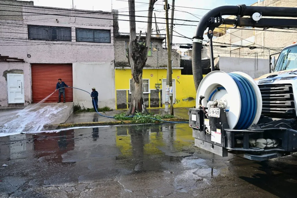 Solo 14 calles continúan con encharcamientos en Neza, informan Delfina Gómez y Claudia Sheinbaum
