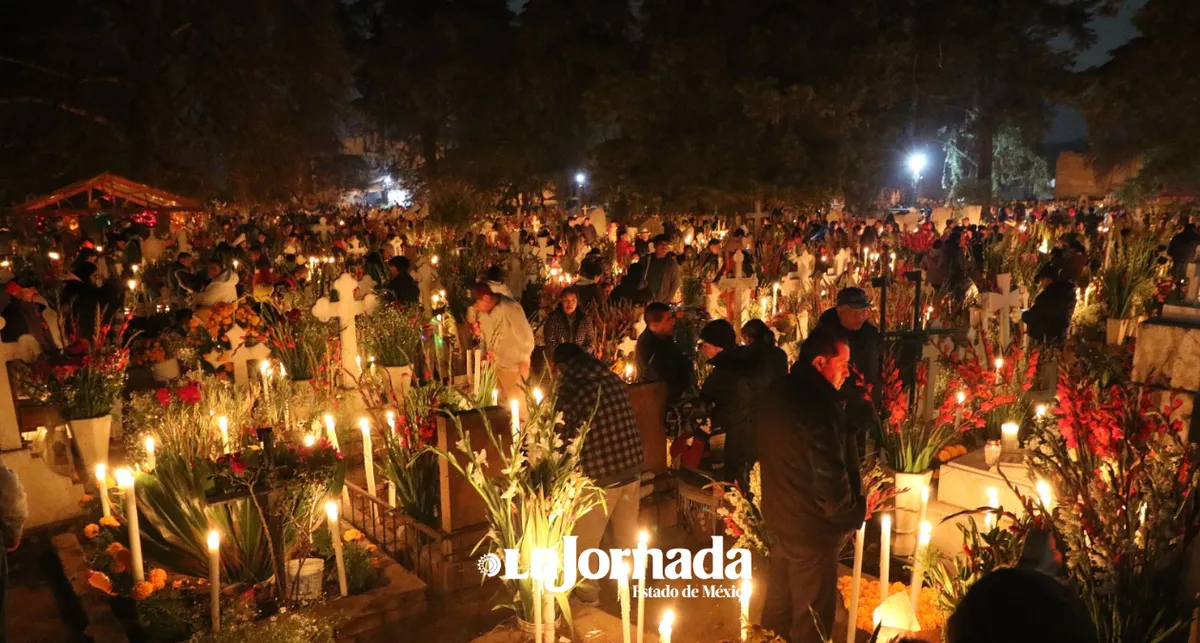Calixtlahuaca: Celebran “Noche de Velas” en el panteón