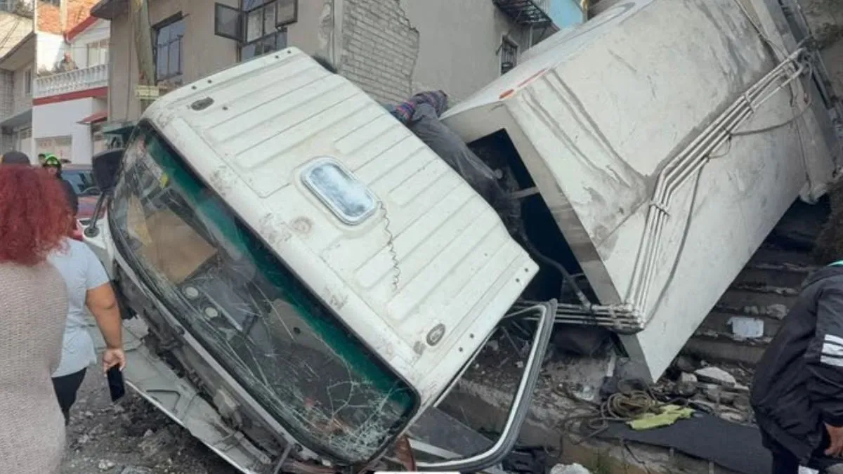 Camión volcado en Naucalpan afectó varias viviendas; reportan lesionados