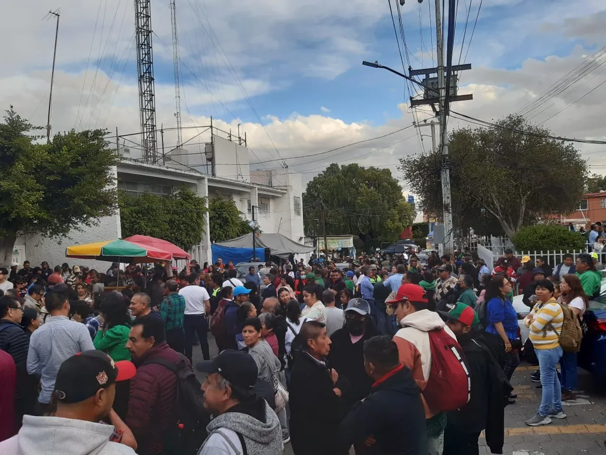 Mantienen plantón trabajadores del organismo de Agua en Ecatepec