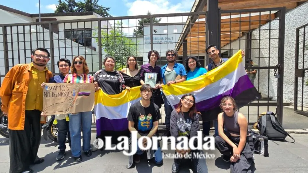 Registro Civil entrega primera acta de nacimiento corregida a persona no binaria en Edomex