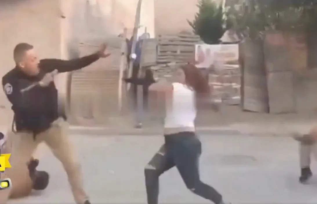 Video: Policías y vecinos de Chimalhuacán “arreglan diferencias” con puños, palos y piedras