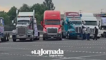 Más de 40 camiones de carga se movilizan en la México-Querétaro.