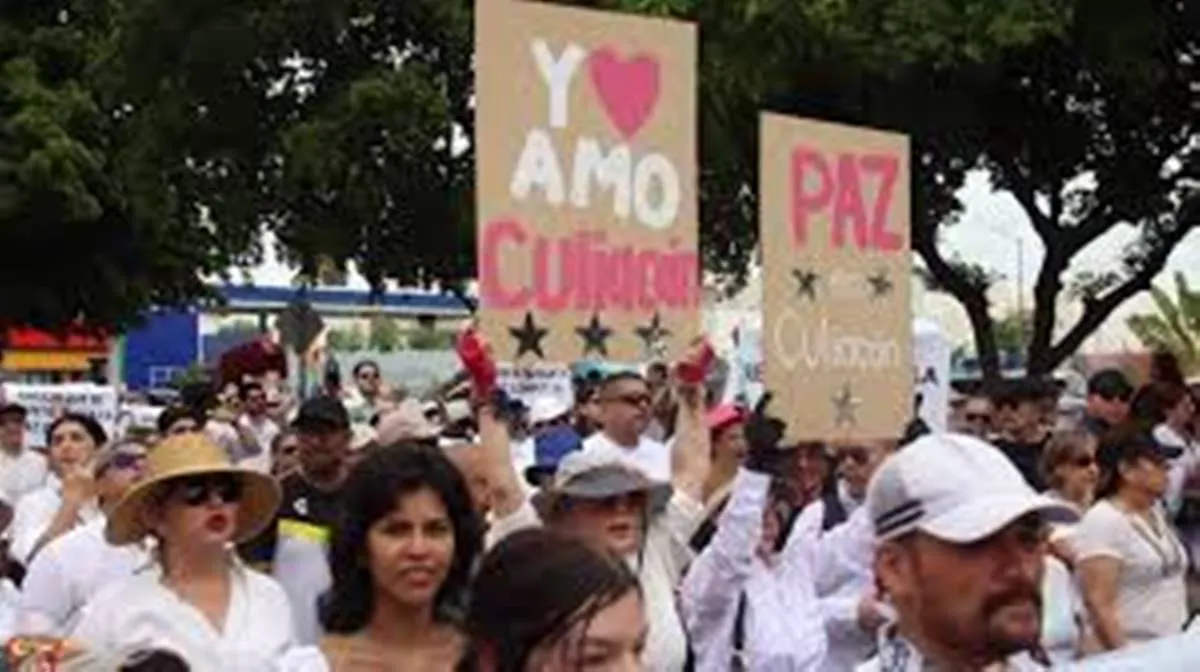 En Culiacán marchan por la paz, tras 20 días de violencia