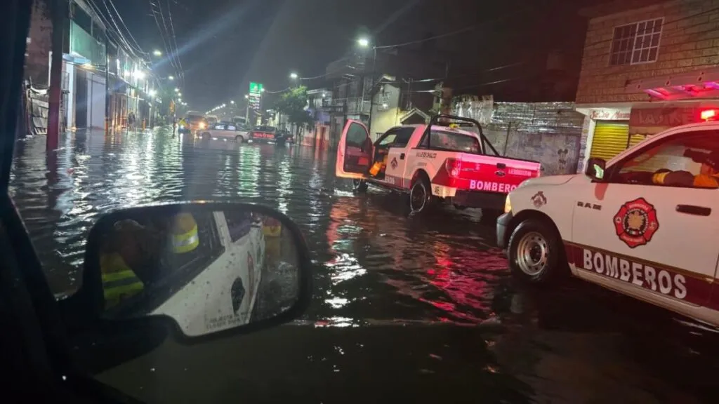 Lluvias desbordan el Canal Chimalpain en Valle de Chalco