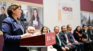 Delfina Gómez anuncia basificación a maestros y entrega Presea Honor